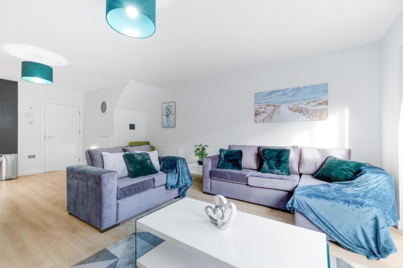 Modern 4 Bedroom House With Parking In Farnham Royal, Slough By 360Stays Exterior photo