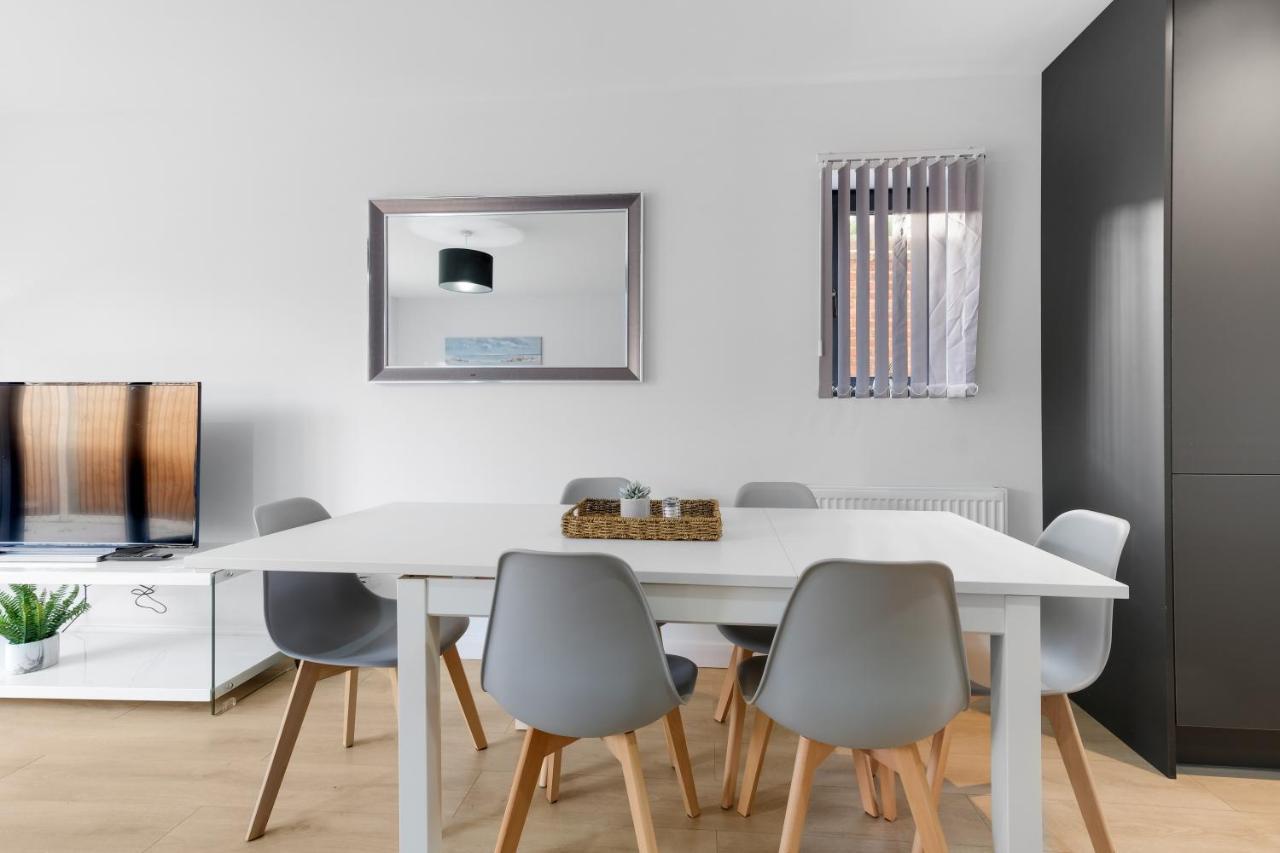 Modern 4 Bedroom House With Parking In Farnham Royal, Slough By 360Stays Exterior photo
