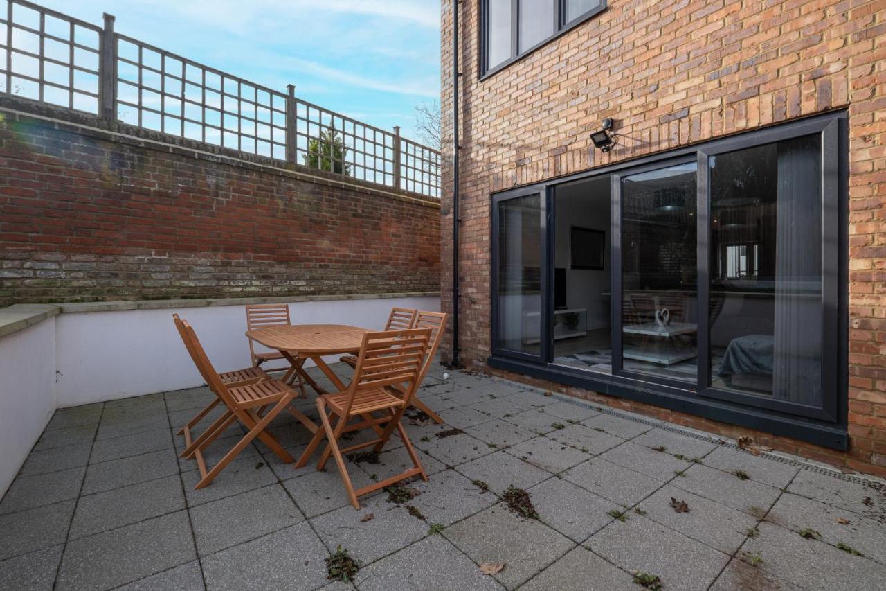 Modern 4 Bedroom House With Parking In Farnham Royal, Slough By 360Stays Exterior photo